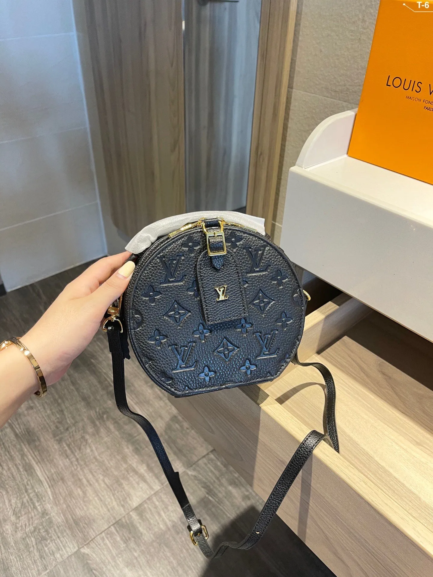 Designer Handbags LN 495